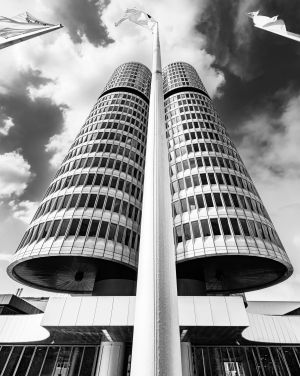 2.Platz 'BMW_Vierzylinder beflaggt' von Hermann Wei&szlig;