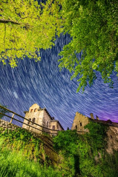1.Platz 'Sternenspuren über der Burg von Altmannstein' von Hermann Weiß 1.Platz 'Sternenspuren über der Burg von Altmannstein' von Hermann Weiß